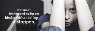Foto van een angstig kijkend kind met de tekst 'Er is maar één iemand nodig om kindermishandeling te stoppen'